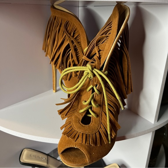 Yoki Camel Faux Suede Lace Up Fringe Western Peep Toe Bootie Heels Size 6 - Picture 4 of 8